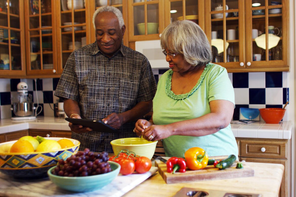 Retired,black,couple,cooking,in,the,kitchen