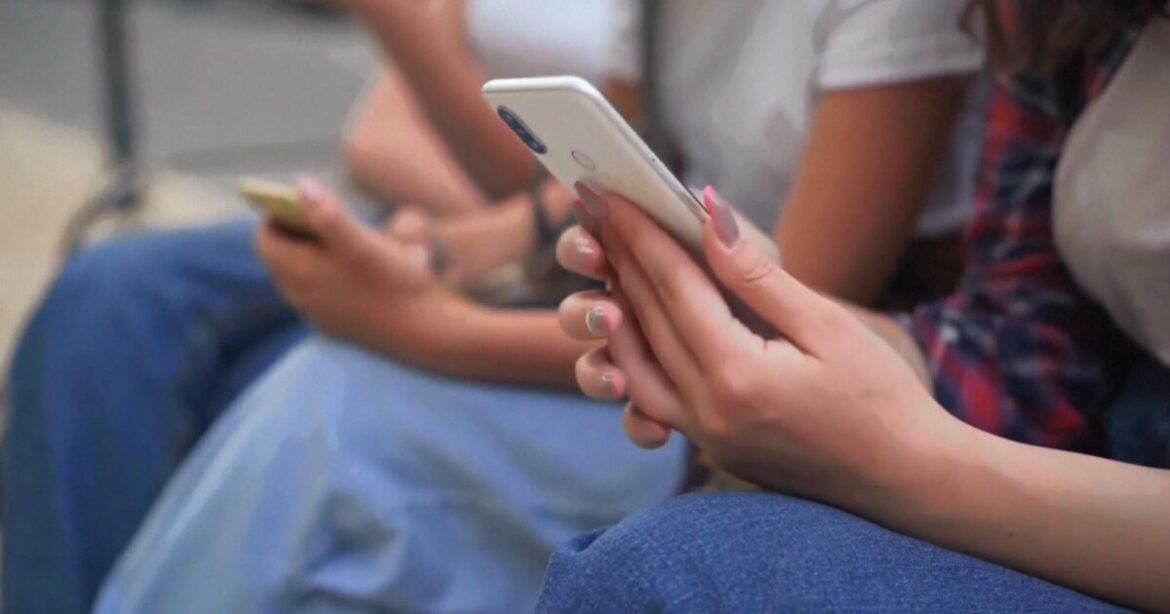 Urlhttp3A2F2Fewscripps brightspot.s3.amazonaws.com2F572Fc32Fbce3b6264b169597582252666c2f2Fteens oh phones